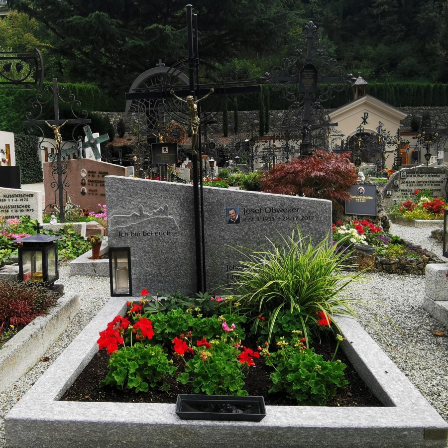 Grabstein aus Luserna Stein